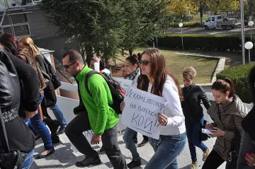 50 студенти скандираха срещу правителството пред ЮЗУ