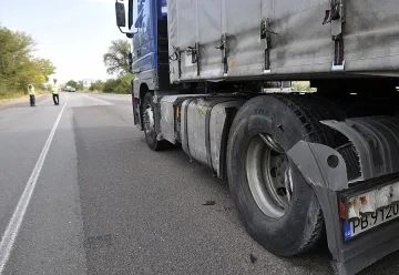 Дрогиран тираджия се блъсна в дърво