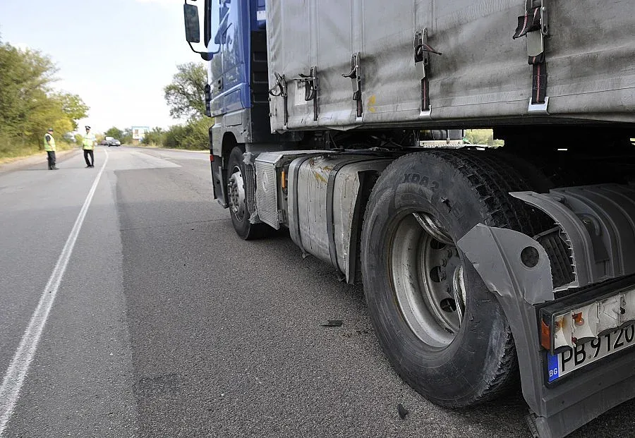 Дрогиран тираджия се блъсна в дърво