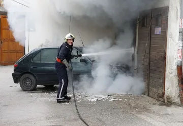 Ревнивец опита да запали колата на бившата си съпруга