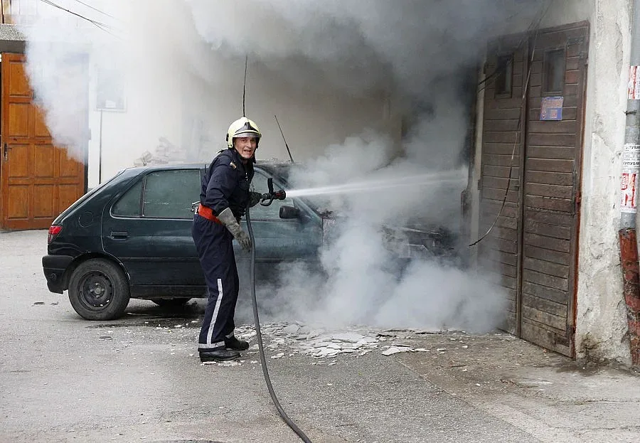 Ревнивец опита да запали колата на бившата си съпруга