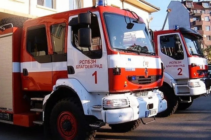 Запалиха колата на строител