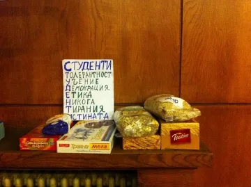 Пускат камери зад барикадите