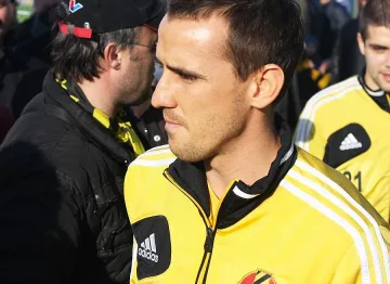 Пратиха Минев да рита с деца