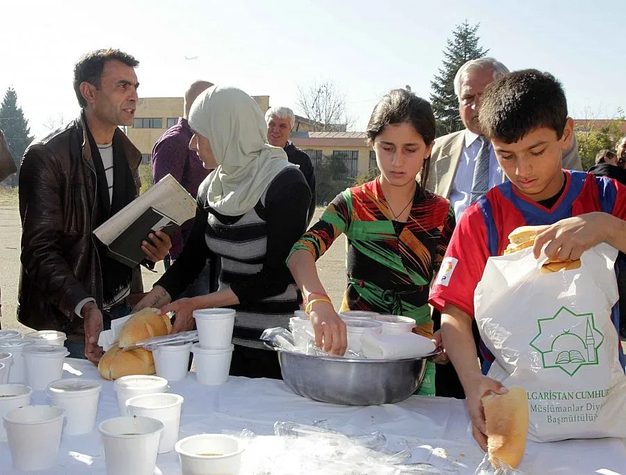Агнешка супа на бяла покривка за бежанците