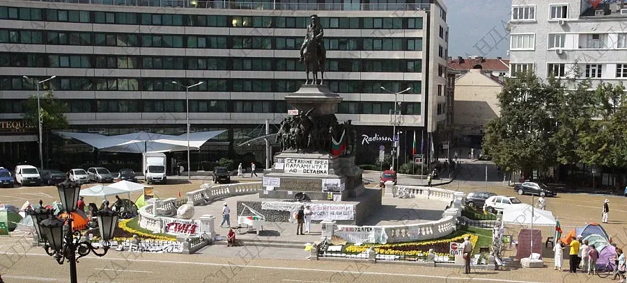 Палатките около "Цар Освободител" - законни