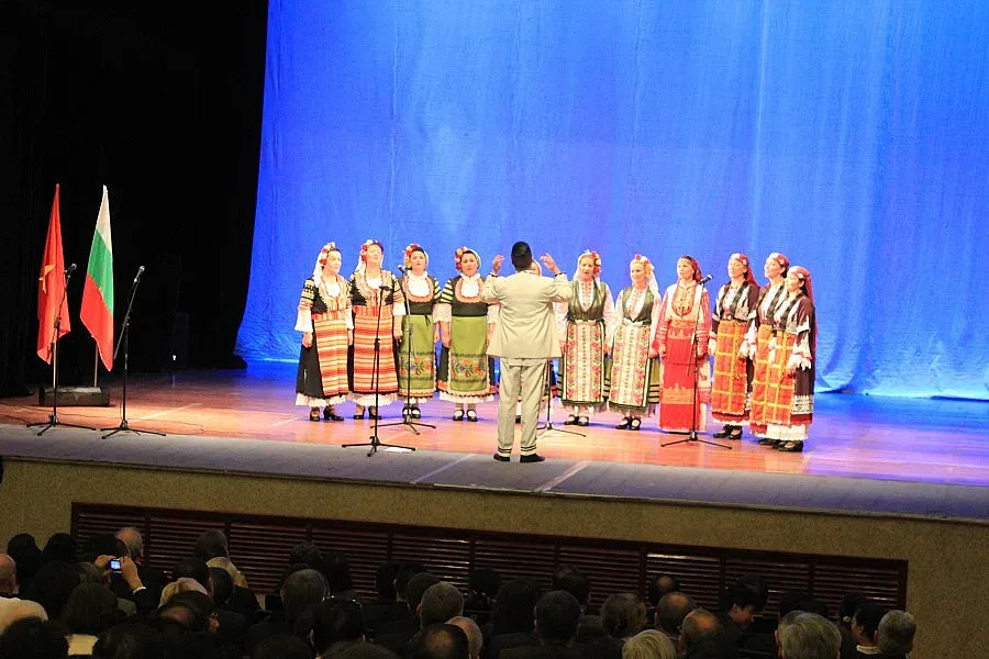 Виетнамският вицепрезидент запя “Хубава си моя горо”