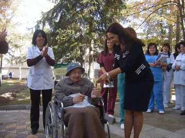 Антония Първанова откри алея в хоспис „Добролюбие” в Кърджали