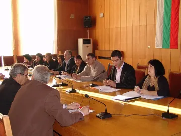 Безработни ще почистват басейни в Полски Тръмбеш