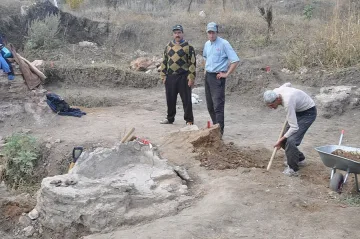 Безработни палят печки по автобусните спирки
