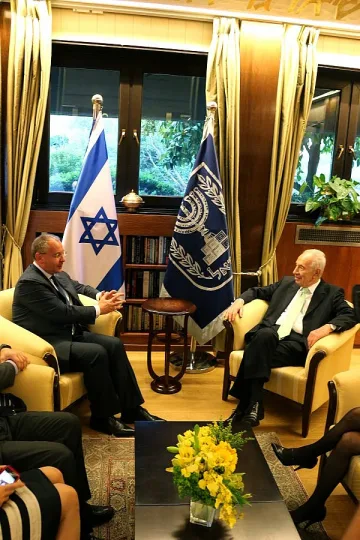 Станишев се срещна с Шимон Перес