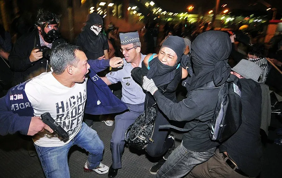 Сблъсъци и арести на демонстрации в Бразилия