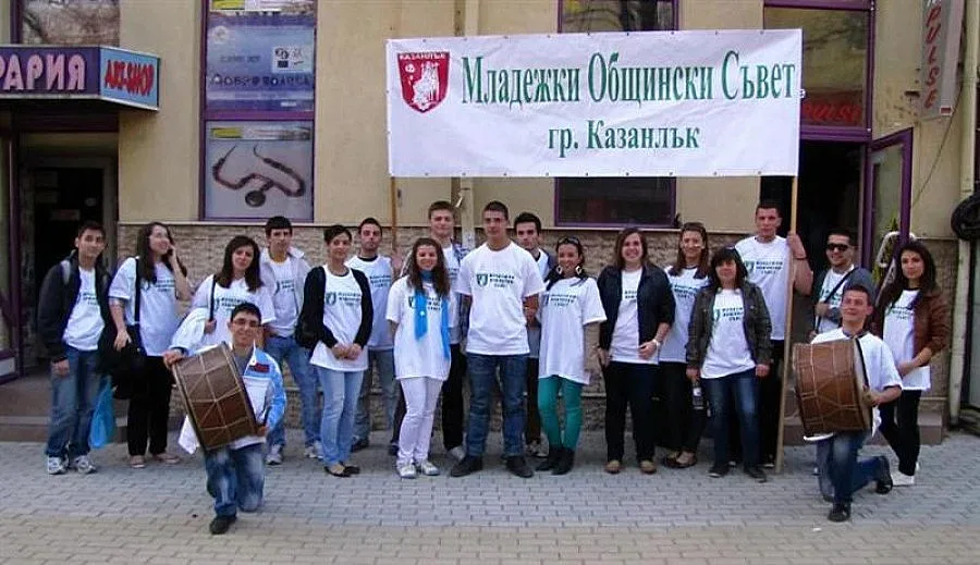 Младежи подаряват „История славянобългарска"