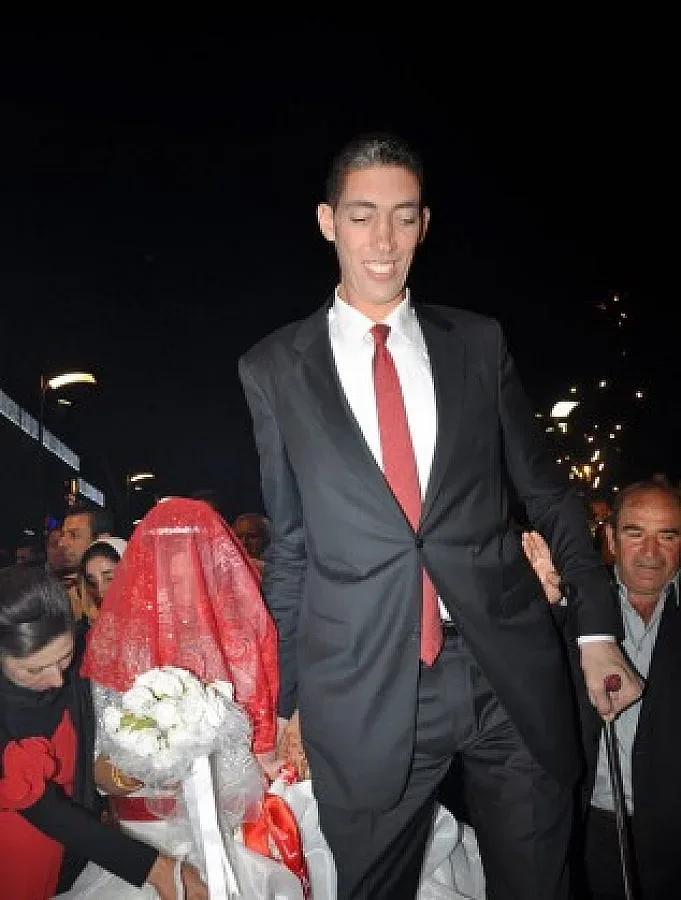 Най-високият човек на планетата се ожени