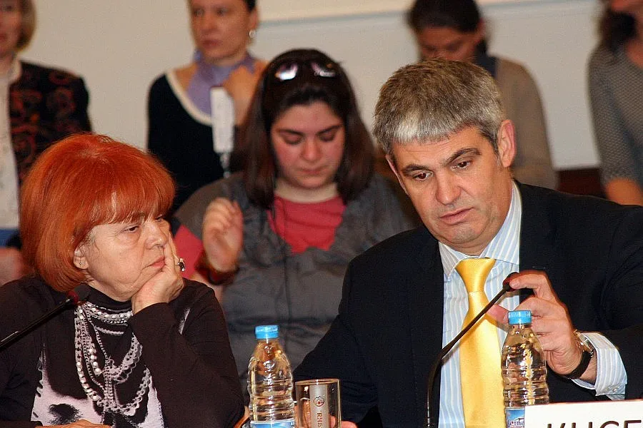 Тристранката гледа проектобюджета за 2014 г.