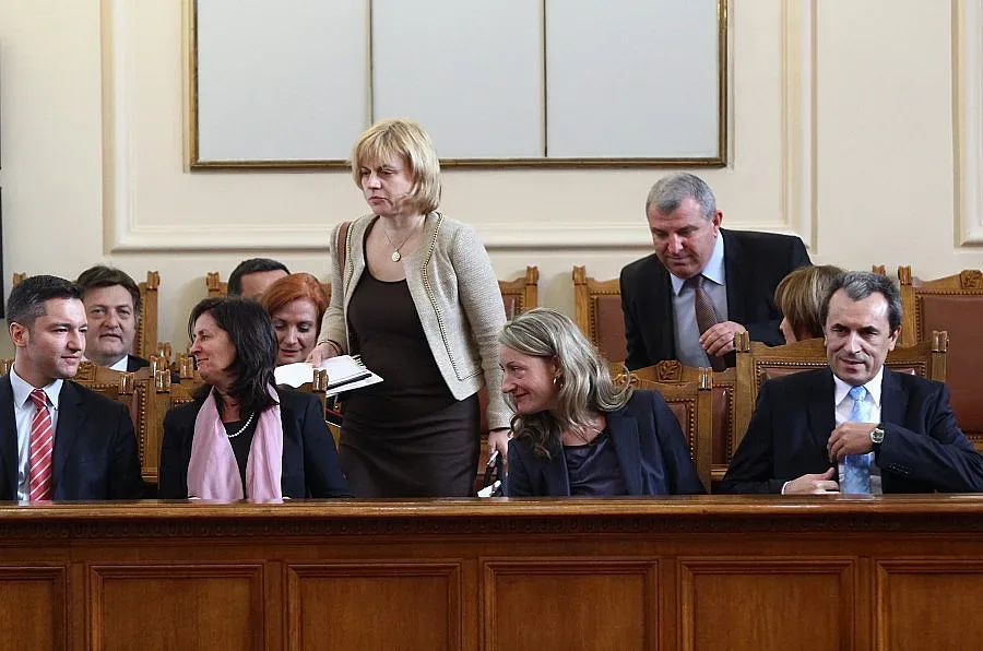 Десетима министри отговарят извънредно в парламента