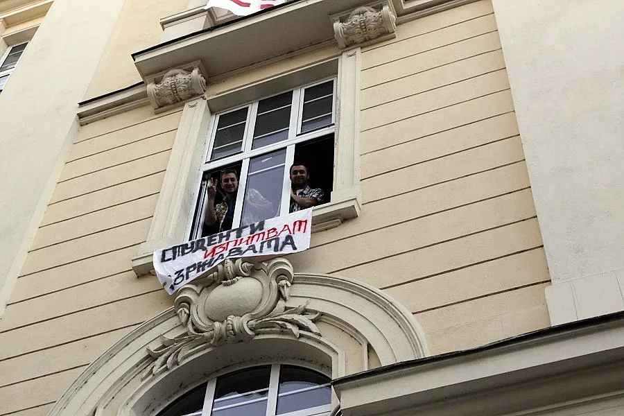 Окупацията раздели преподаватели и младежи