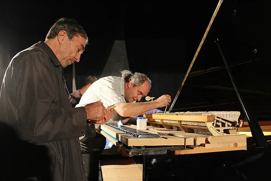 50 хил. - и насеченият роял "Блютнер" пак ще свири