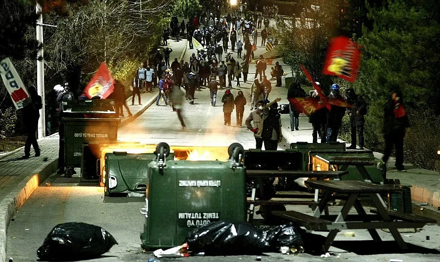 Турската полиция използва водни оръдия срещу протестиращи