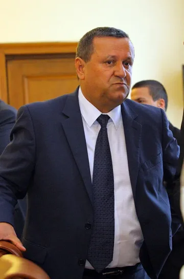 Адемов против водни помощи за бедни