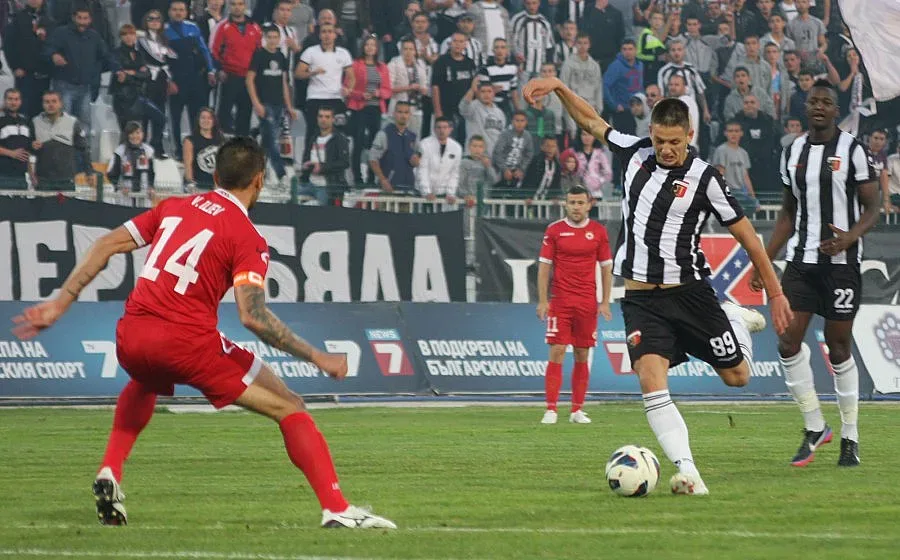 "Локо" тресна ЦСКА с гол от центъра