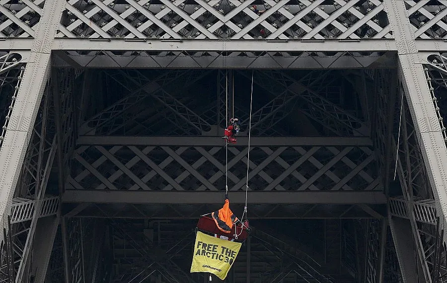 "Грийнпийс" активист протестира на Айфеловата кула