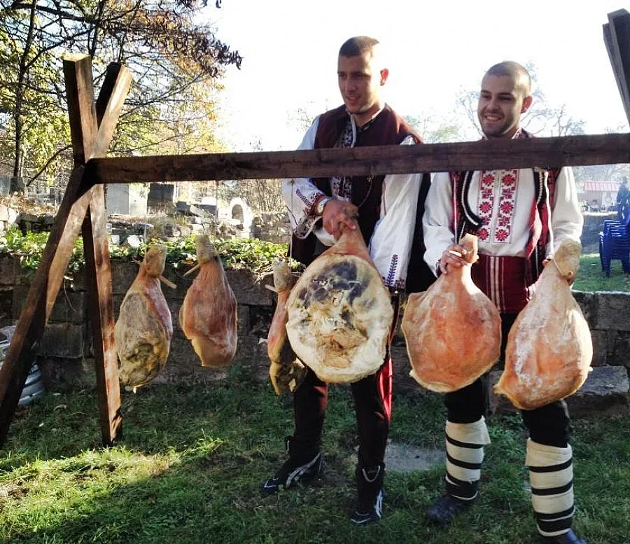 Майстори-касапи си мериха ножовете в Елена