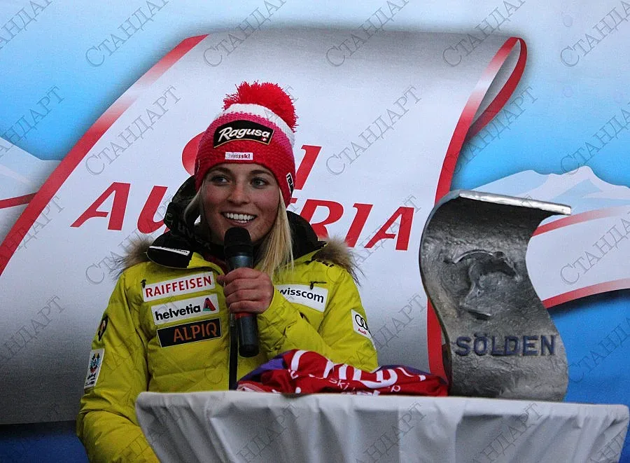 Лара Гут ги удари на старта в Зьолден