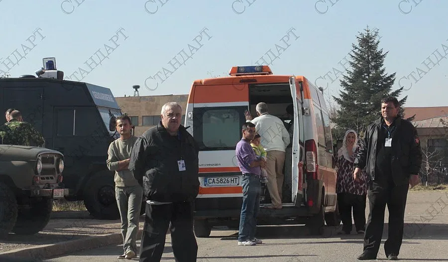 Лекари доброволци преглеждат деца бежанци