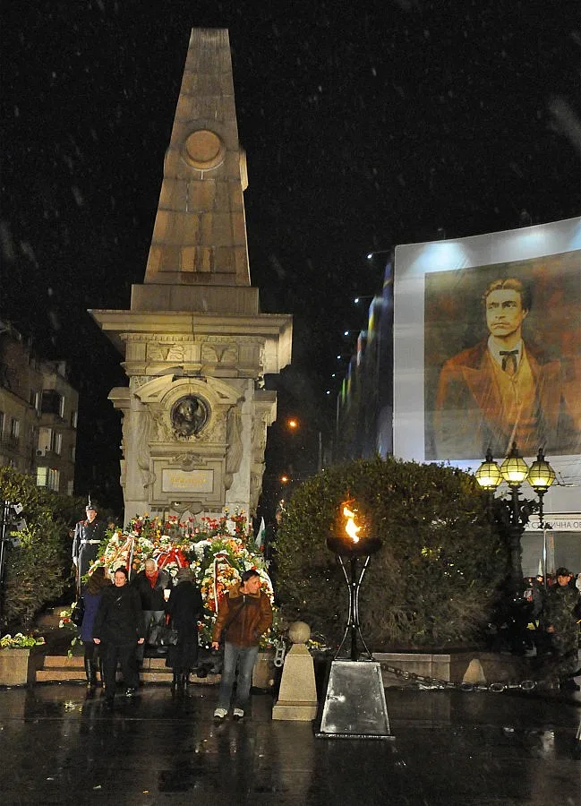 Крадат части от паметника на Левски