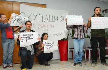 Студентите окупираха целия Ректорат (ВИДЕО)
