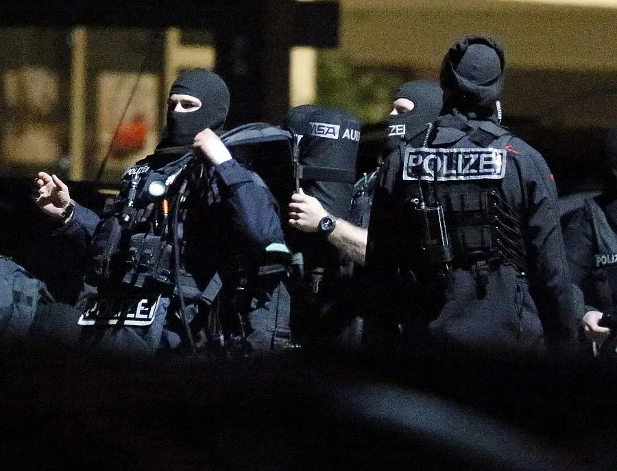 Мъж взе за заложници свои роднини в Германия