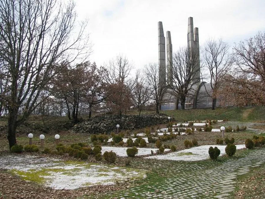 Комшии се дивят на Самуиловата крепост