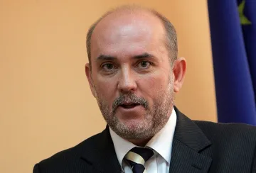 Държавата плаща на бизнеса за 52 дни