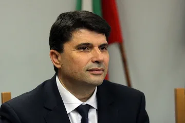 Инженер от ДАНС пуска бръмбарите