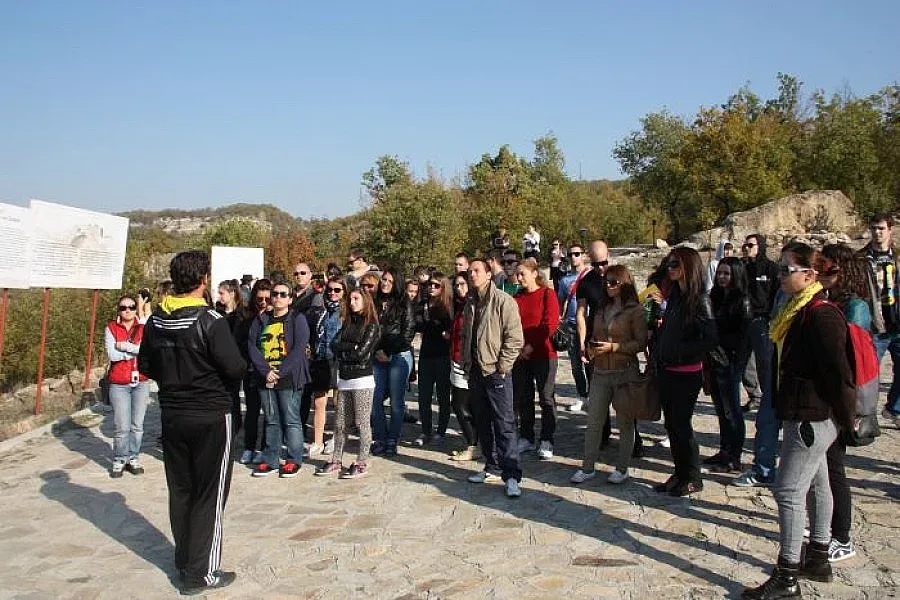 Бъдещи екскурзоводи от Варна в подкрепа на Татул