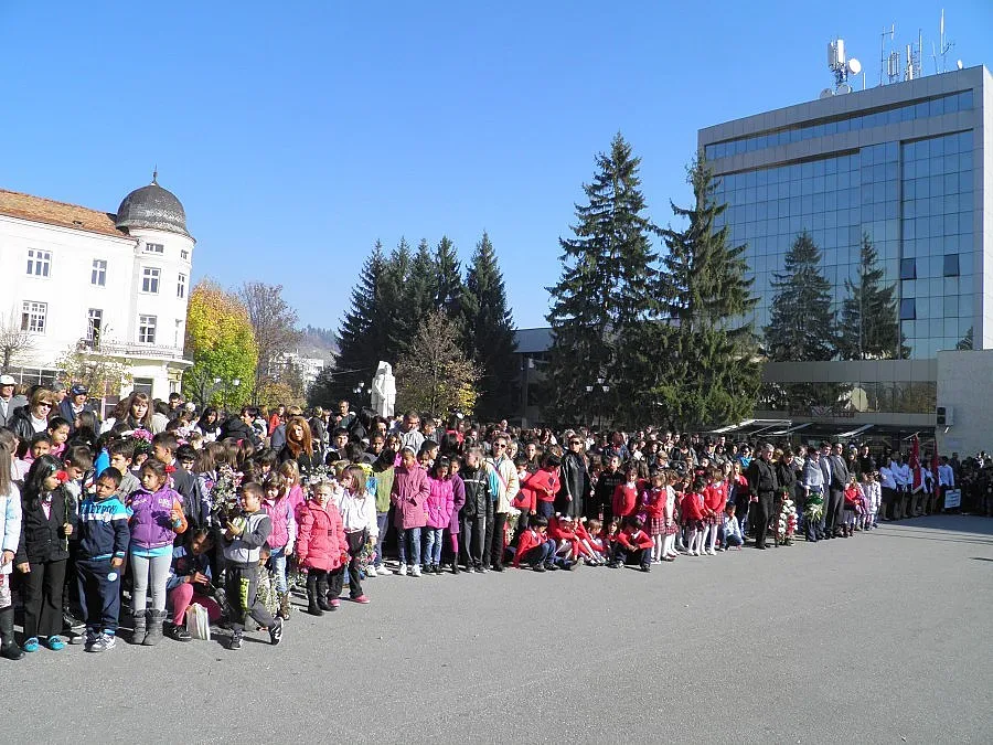 Камбанен звън за празника на Разлог