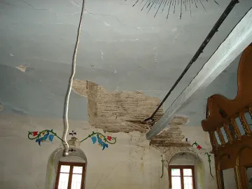 150-годишна църква се разцепи