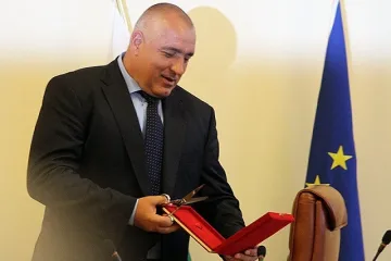 Бойко Борисов пак грабва ножицата
