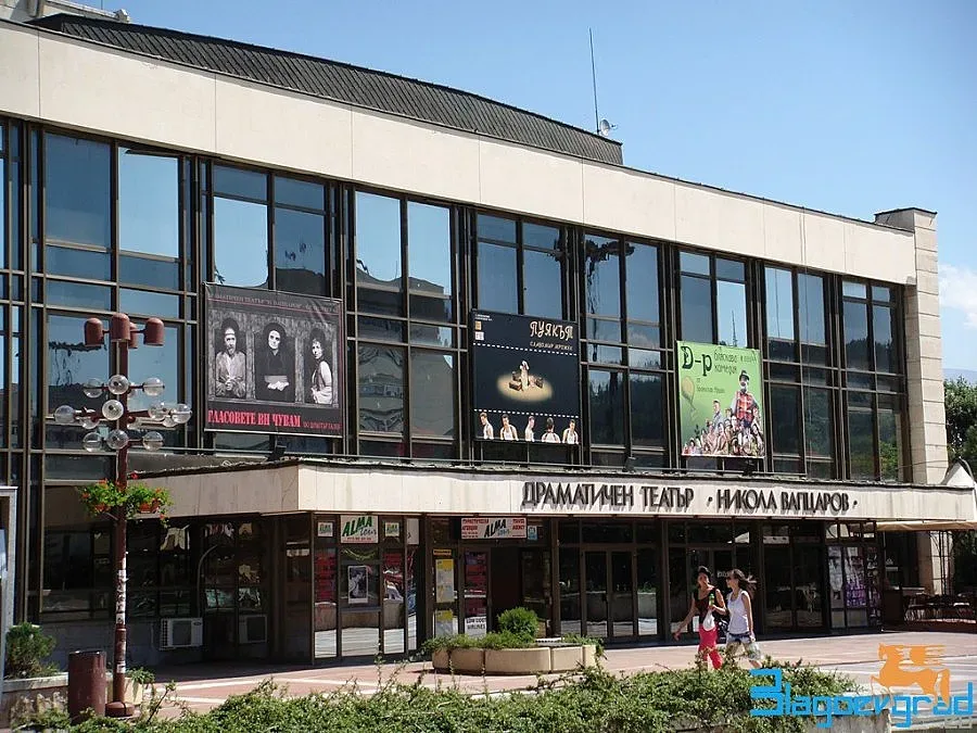 Шефка на театър хвърли оставка заради безпаричие