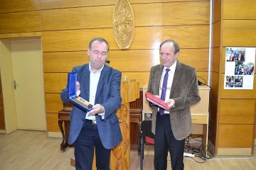 Учител от Кърджали получи плакет на МОН