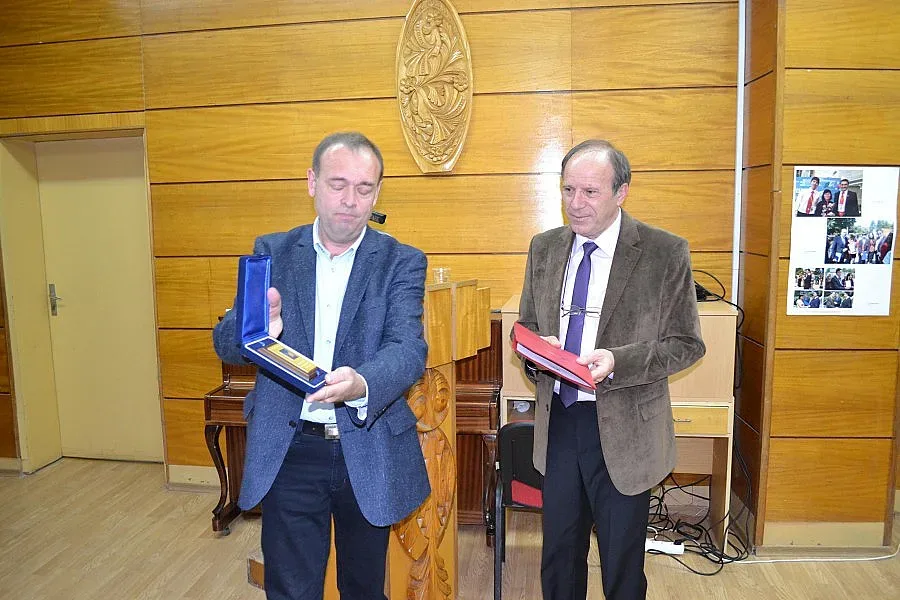 Учител от Кърджали получи плакет на МОН