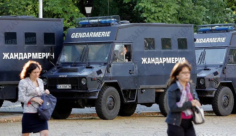 Полиция и жандармерия блокираха ромска махала в търсене на бандити