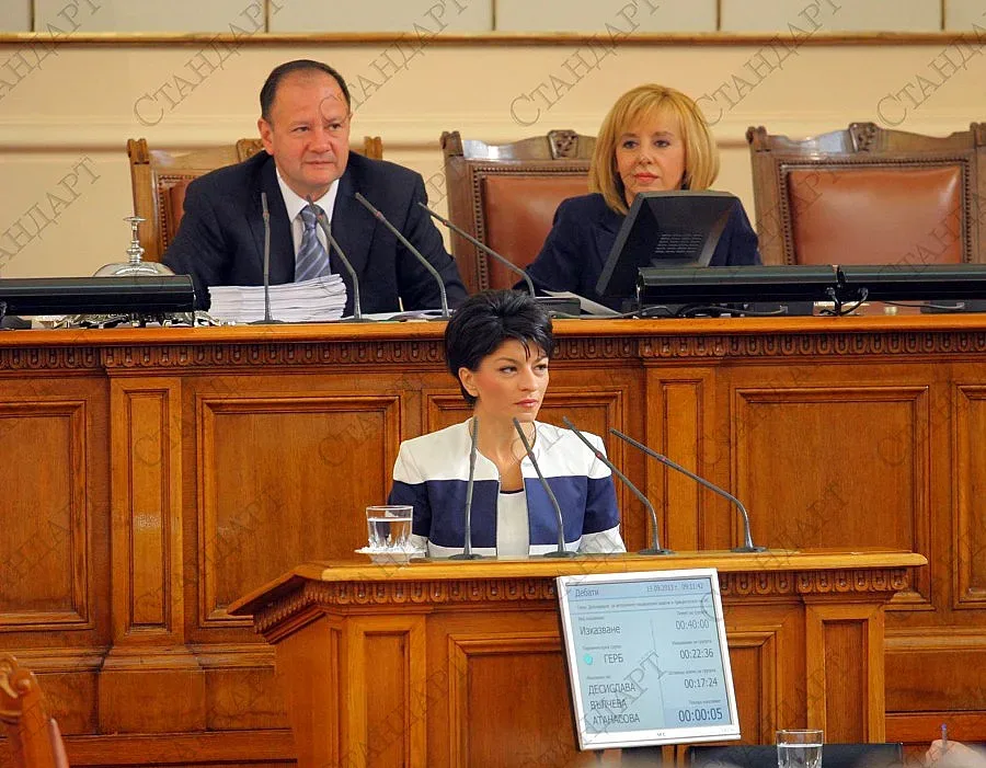 Депутатите обсъждат закона за лекарствата