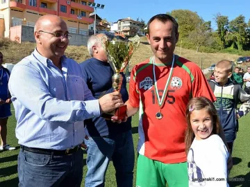 ГЕРБ в Сандански дари 5700 лв. за лечението на момиченце