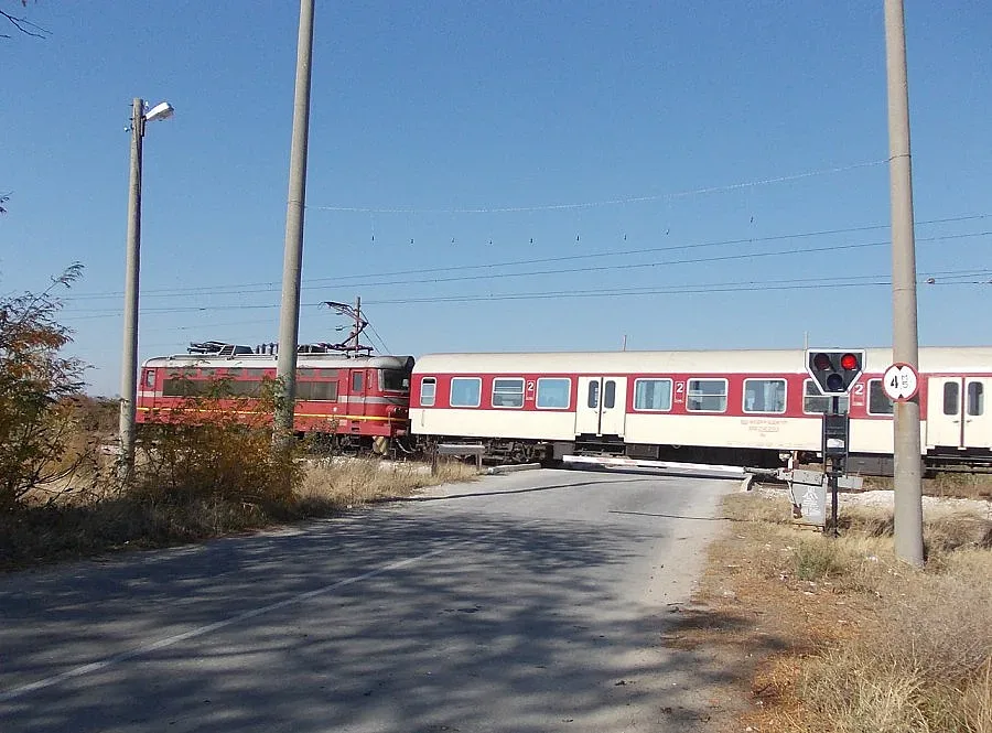 Роси се блъснала във влак без фар