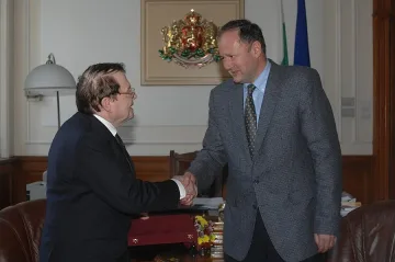 Миков награди нобелист