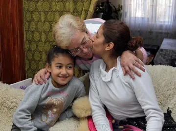 Баба и дядо взеха сирийка за внучка