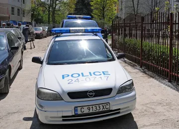 Пияни целят полицаи с камъни и бутилки