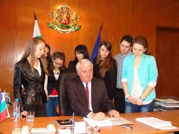 Стажанти трупат опит при областния на Търново